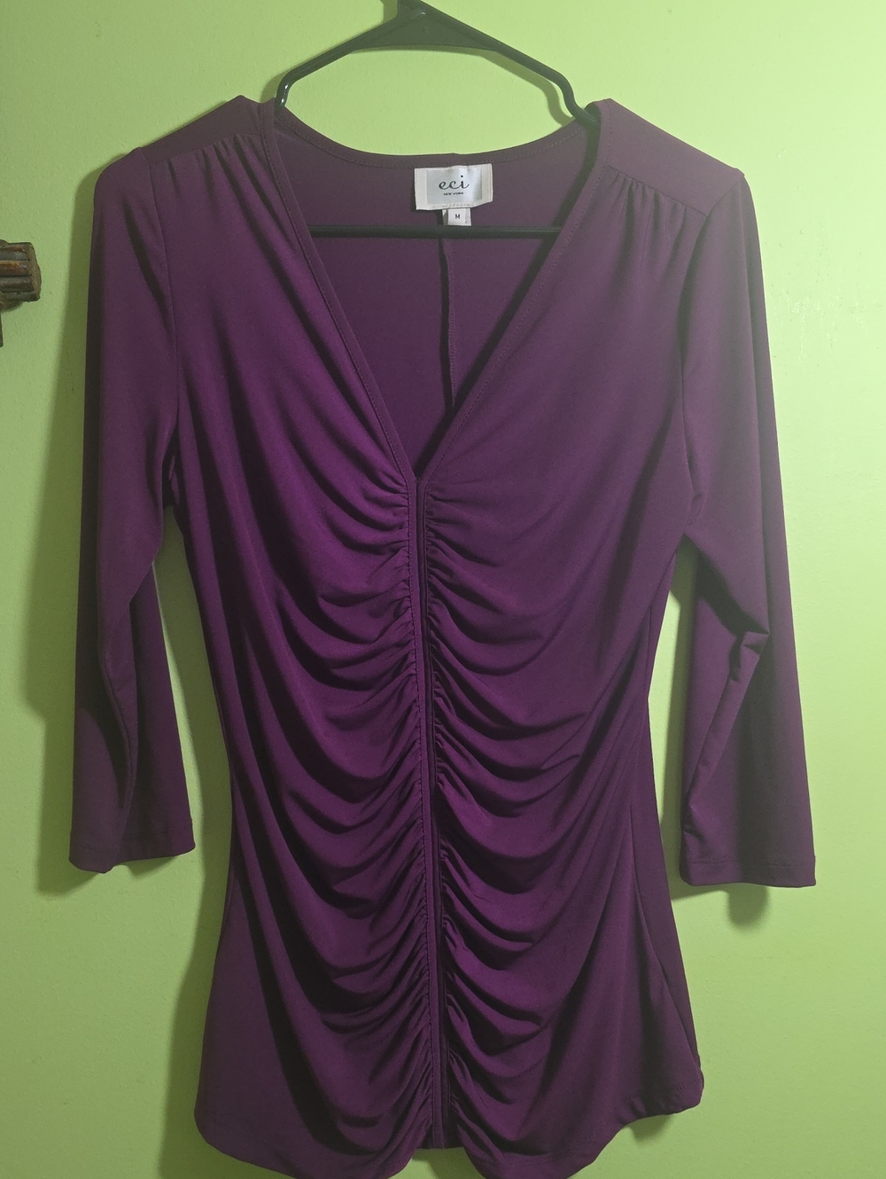 Eci New York purple V-neck dress featuring 3/4 sleeves M